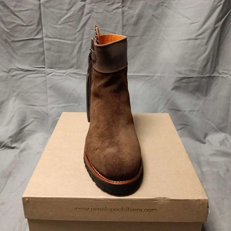 BOXED PAIR OF PENELOPE CHILVERS INCLEMENT CROPPED TASSEL BOOT – DARK OAK, UK 7 (EU 40)