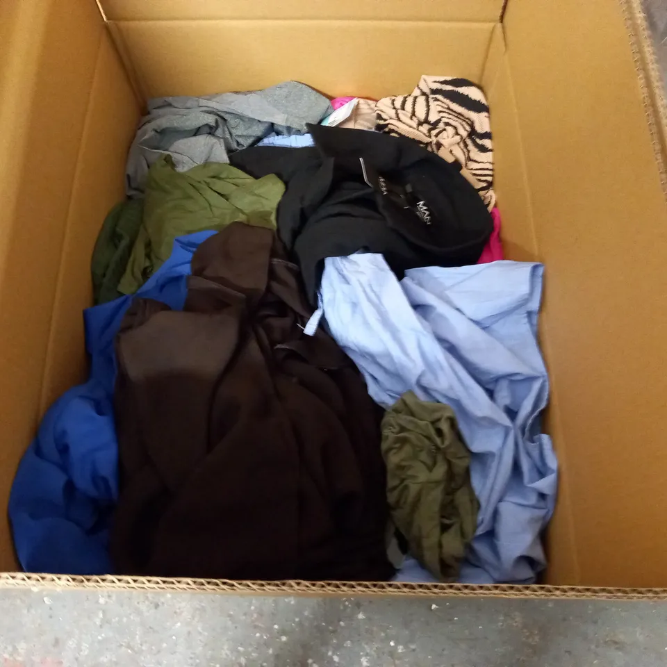 LARGE QUANTITY OF ASSORTED CLOTHING ITEMS TO INCLUDE BOOHOO, KIM&CO AND KAREN MILLEN