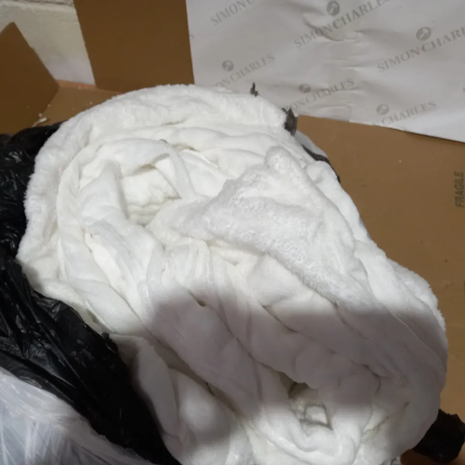 WHITE SUPERKING THROW