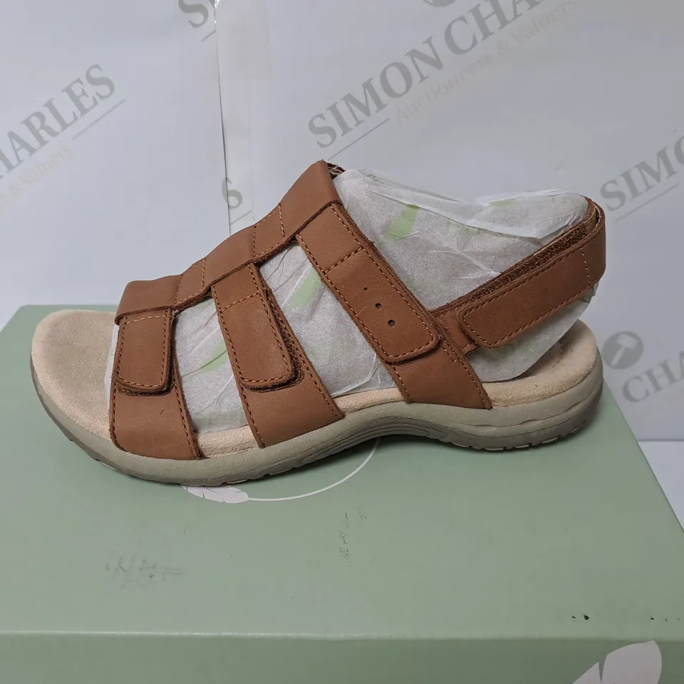 BOXED PAIR OF FREE SPIRIT LEATHER MANMADE SANDALDS // SIZE: 4 UK