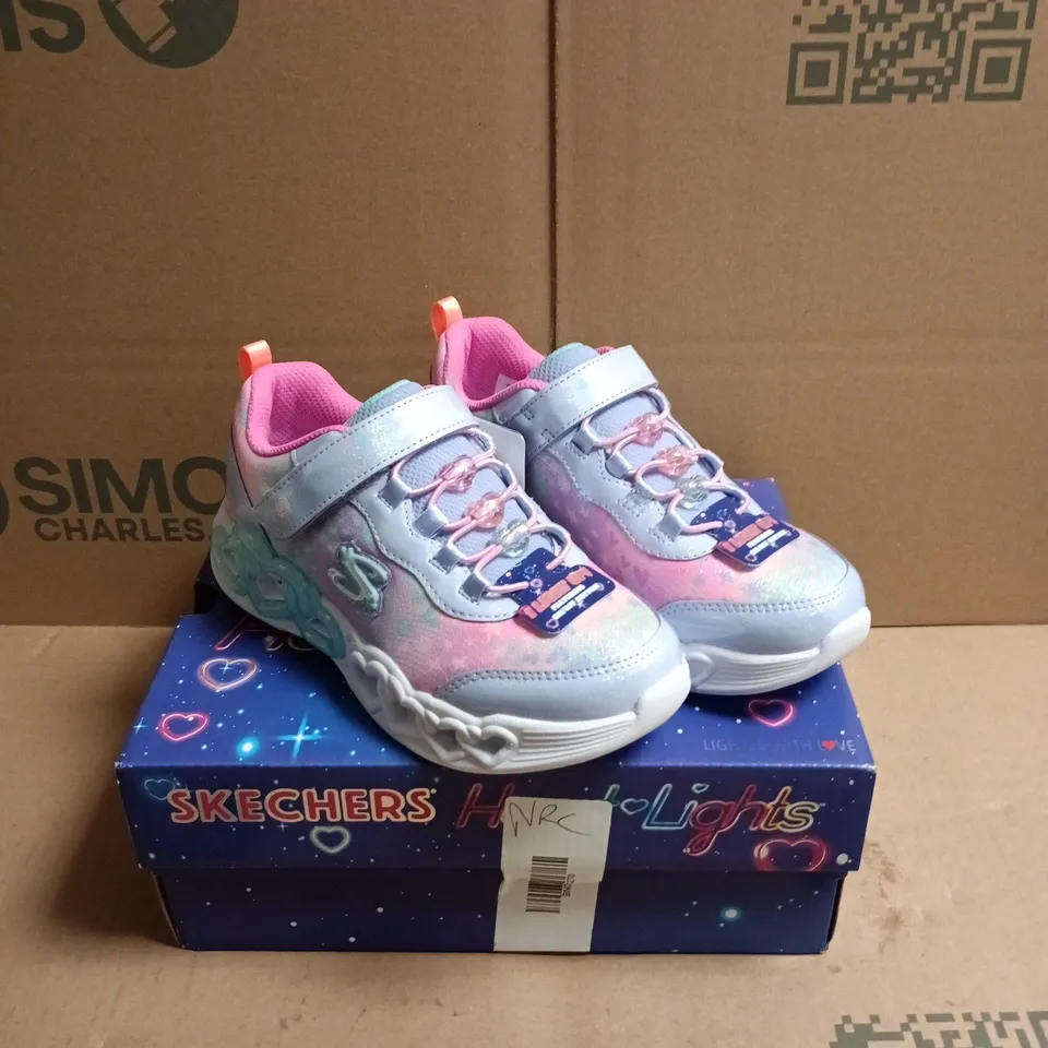 BOXED PAIR OF SKECHERS S-LIGHTS INFINITE HEART LIGHTS CHILDRENS TRAINERS - 13