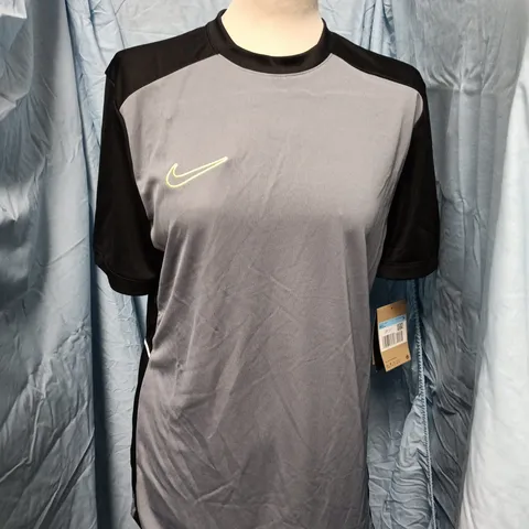 NIKE DRI-FIT SLIM FIT MEN’S T-SHIRT – GREY WITH BLACK SLEEVES, SIZE M