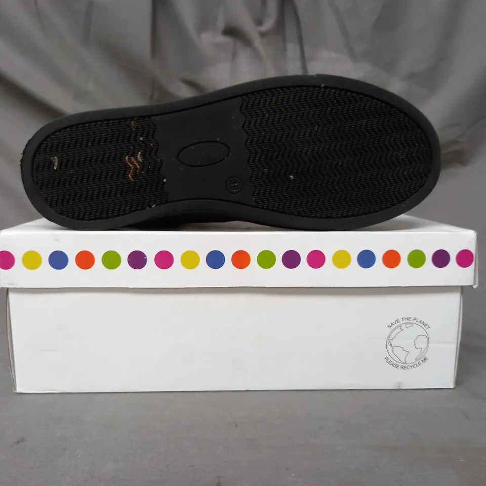 BOXED PAIR OF ADESSO LUNA ZIP TRAINERS IN BLACK SIZE 6