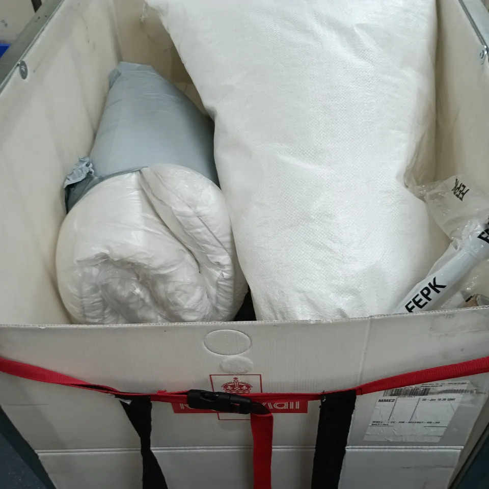 CAGE OF APPROXIMATELY 12 ASSORTED ITEMS TO INCLUDE: PILLOWS