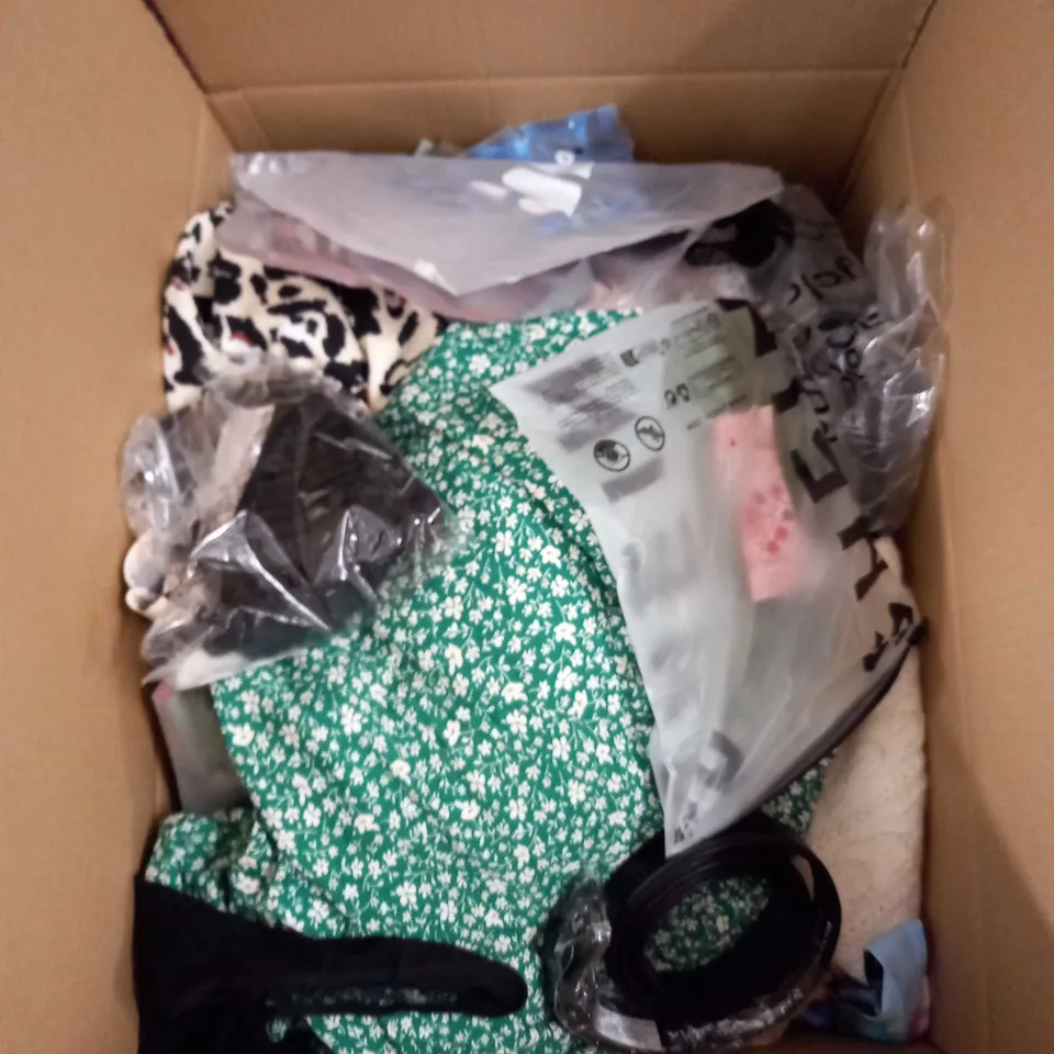 LARGE QUANTITY OF CLOTHING ITEMS TO INCLUDE DRESSES, SWEATERS, JEANS, T-SHIRTS, ETC