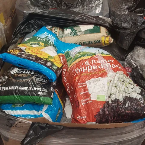 PALLET CONTAINING A LARGE QUANTITY OF ASSORTED GARDENING SUPPLIES INCLUDING COMPOSTING SOIL, CHIPPED BARK ECT