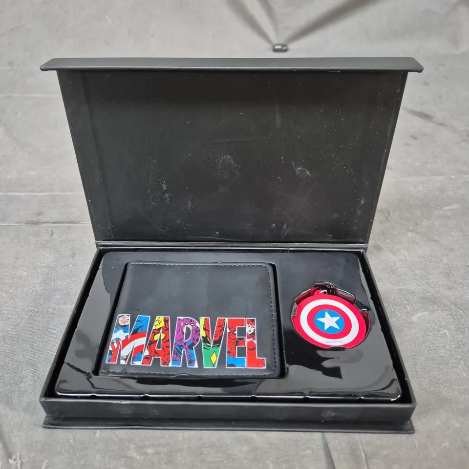 MARVEL KEYRING AND PURSE SET – WALLET WITH MARVEL LETTERING AND CAPTAIN AMERICA SHIELD (BOXED)