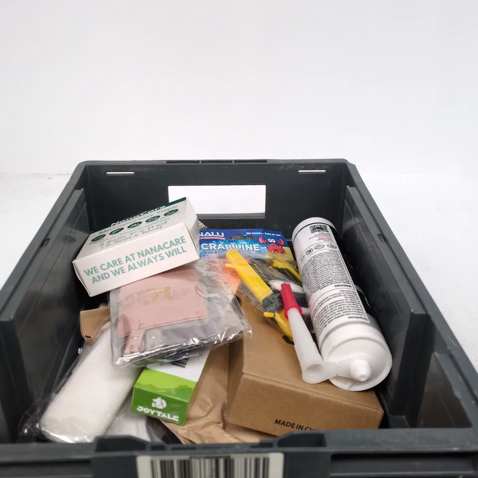 TOTE OF APPROXIMATELY 15 ASSORTED ITEMS TO INCLUDE PRO BOND ADHESIVE, LEATHER TRAVEL TAGS, NALU CRAB LINE, JOY TALE DOG COLLAR ETC