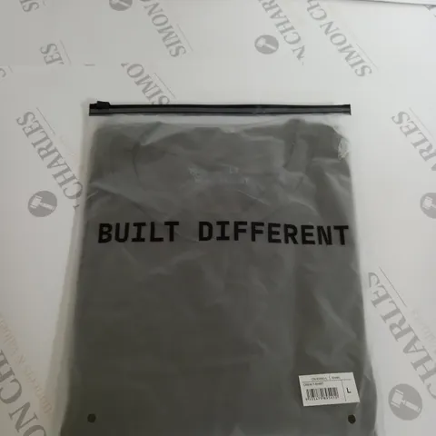 BAGGED BUILT DIFFERENT CREW NECK T-SHIRT SIZE L