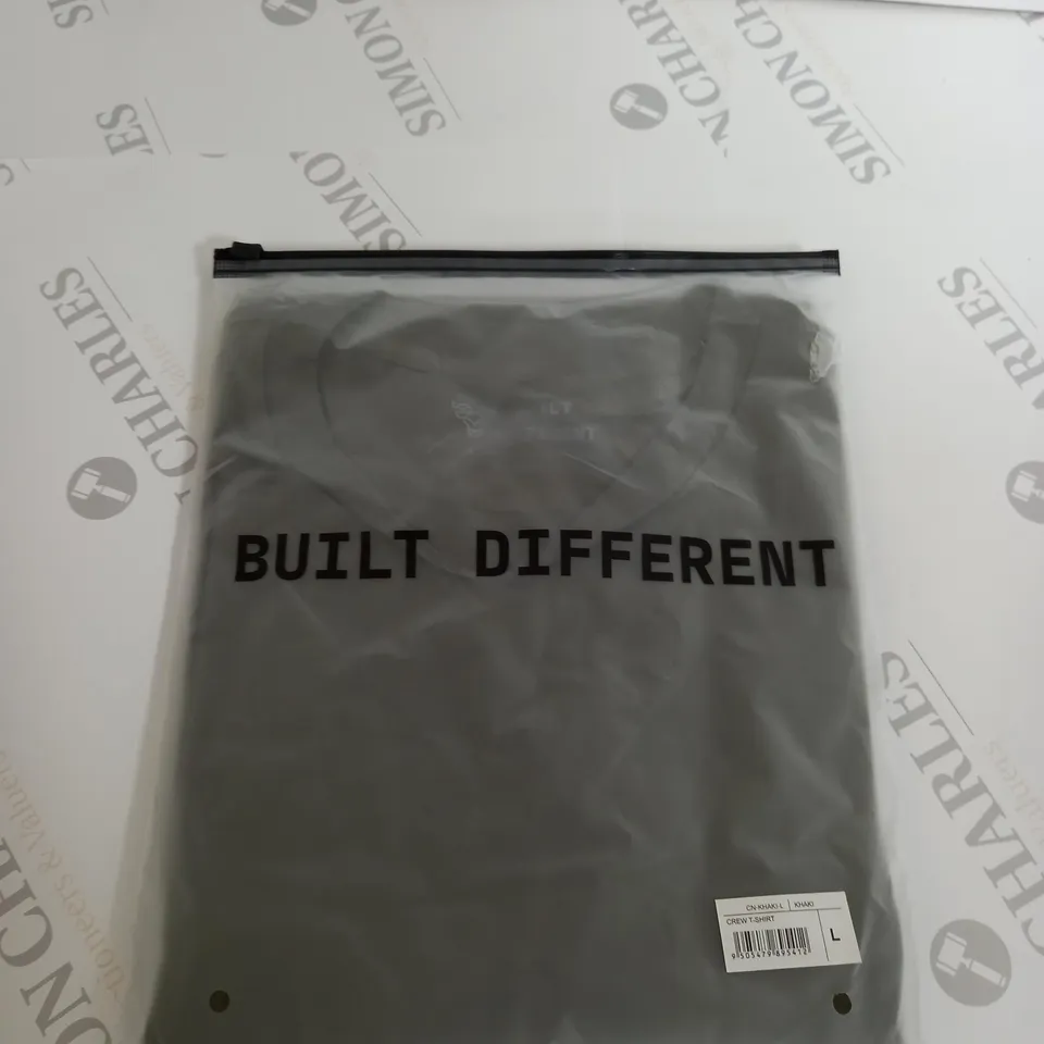 BAGGED BUILT DIFFERENT CREW NECK T-SHIRT SIZE L