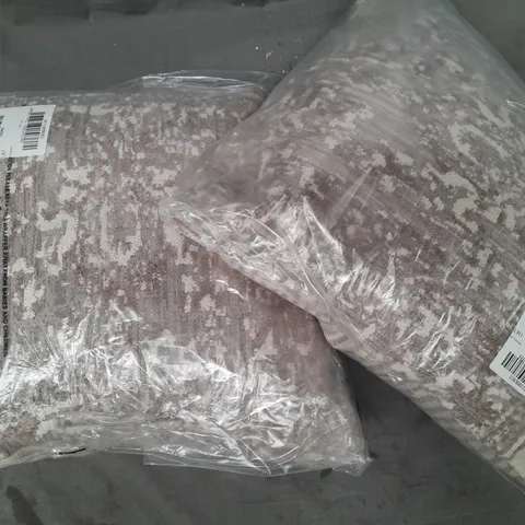 BOX OF 5 ASSORTED HOUSEHOLD ITEMS TO INCLUDE CUSHIONS, ETC