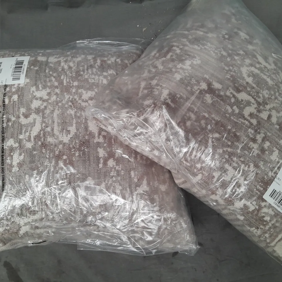 BOX OF 5 ASSORTED HOUSEHOLD ITEMS TO INCLUDE CUSHIONS, ETC