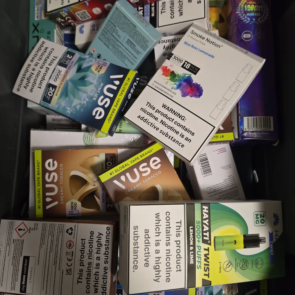APPROXIMATELY 20 ASSORTED E-CIGARETTE & VAPING ITEMS IN VARIOUS BRANDS 
