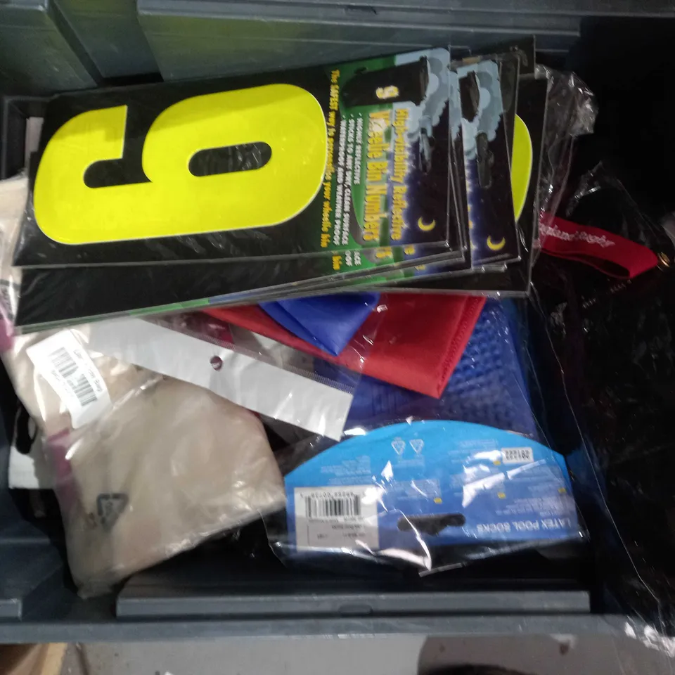 APPROX 15 HOUSEHOLD ITEMS TO INCLUDE BAR DECOR, PHOTO FRAME, COLLAPSIBLE WATER BOTTLE