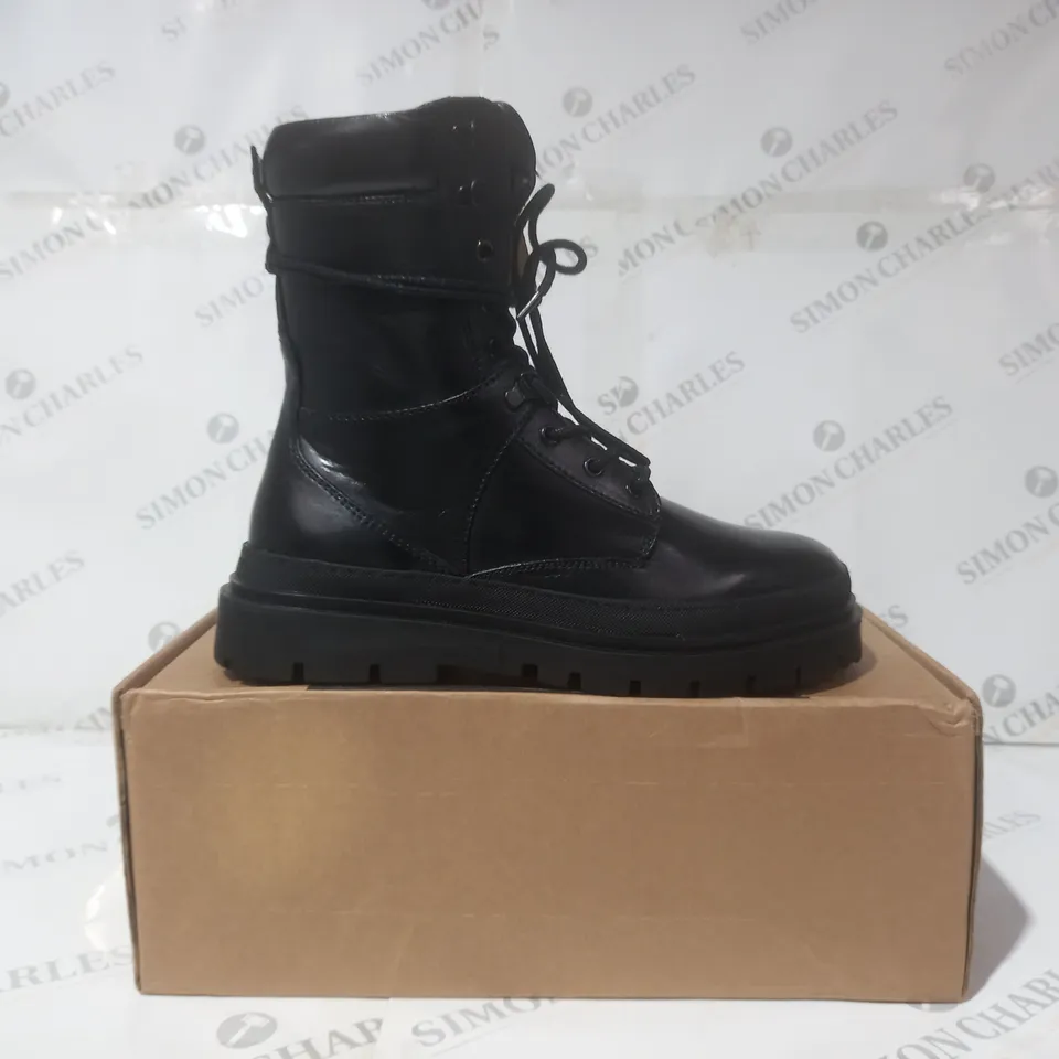 BOXED PAIR OF KURT GEIGER TYRUS CUFF BOOTS IN BLACK EU SIZE 43