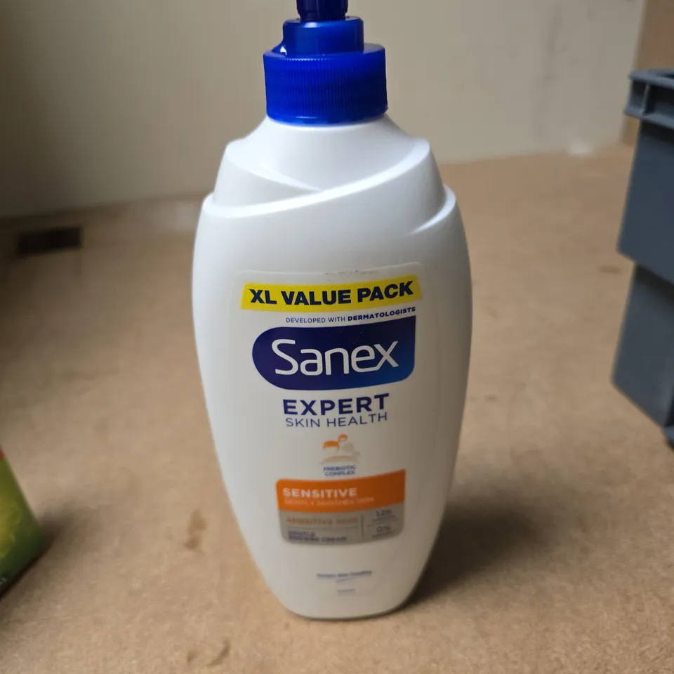 APPROXIMATELY 8 ASSORTED COSMETIC ITEMS INCLUDING SANEX SKIN HEALTH AND DETTOL BAR SOAP 