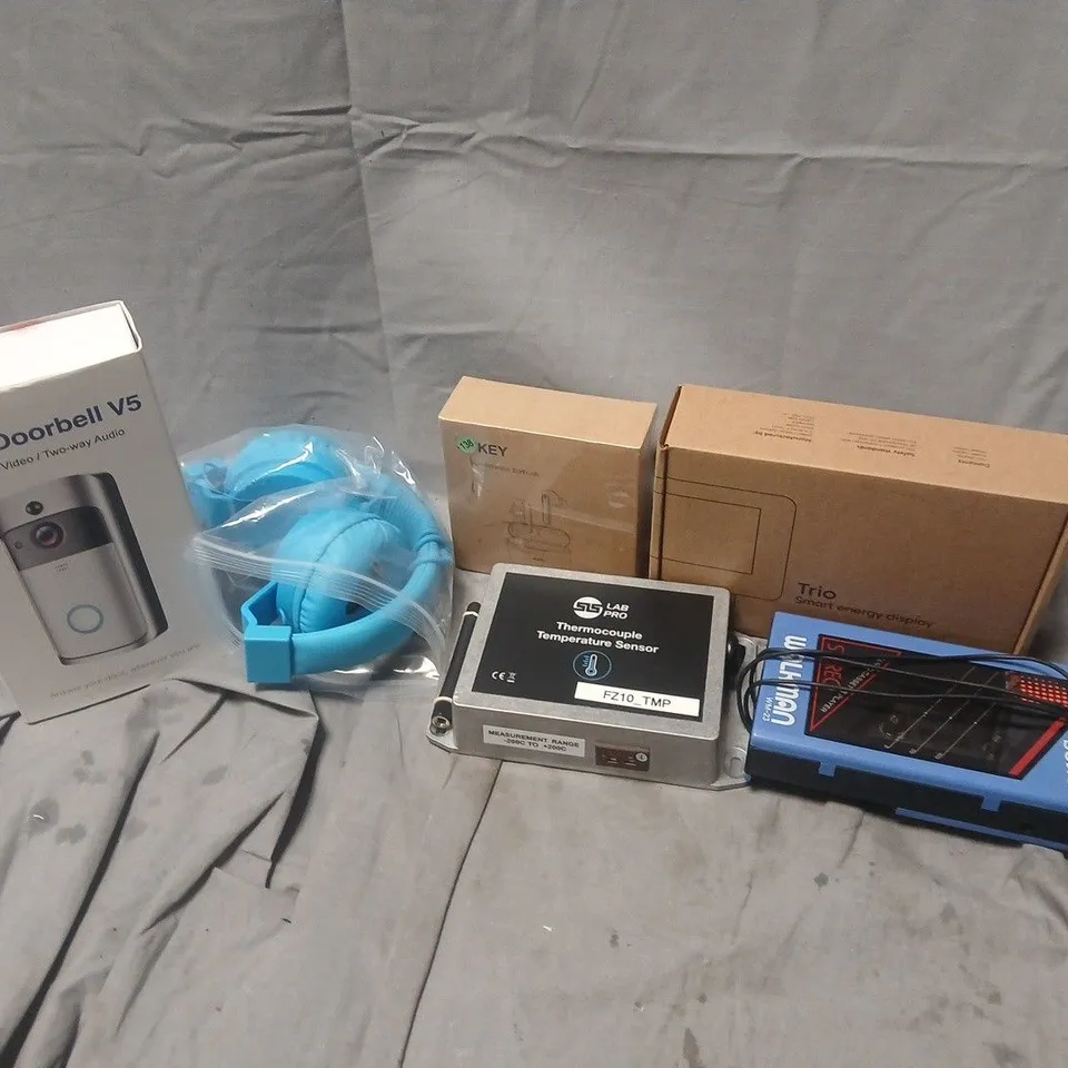 APPROXIMATELY 12 ASSORTED ELECTRICAL ITEMS TO INCLUDE THERMOCUBE TEMPERATURE SENSOR, VIDEO DOORBELL V5, WALKMANN, ETC