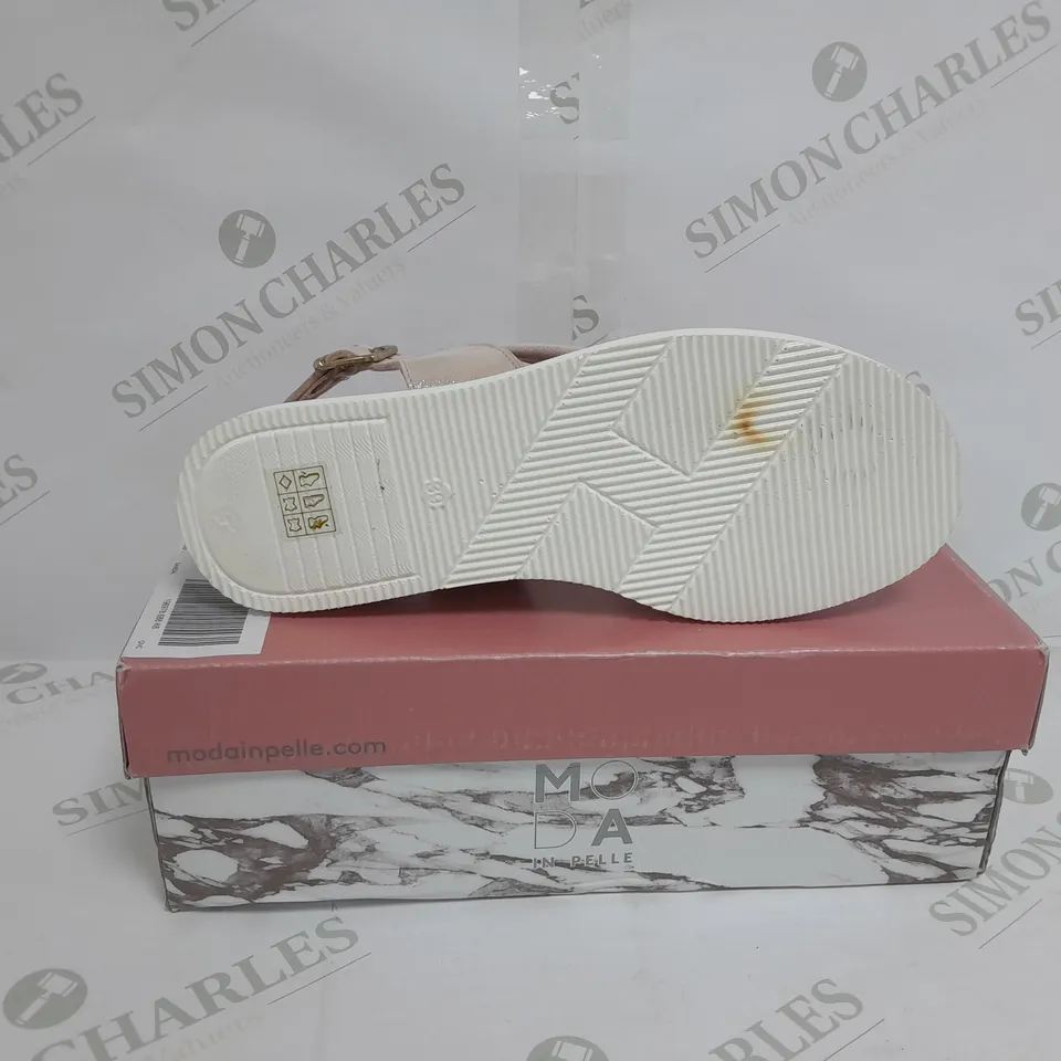 BOXED PAIR OF MODA IN PELLE OLANNA SANDALS IN ROSE GOLD METALLIC SIZE 6 