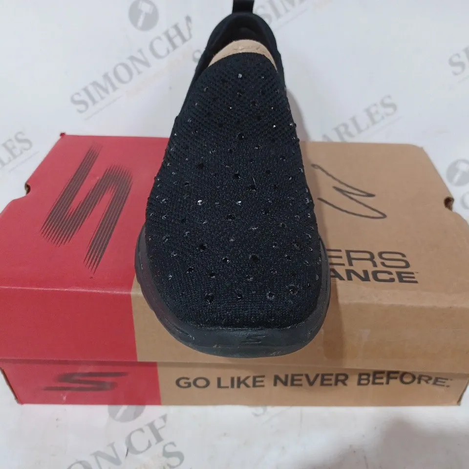 BOXED PAIR OF SKECHERS TRAINERS IN BLACK SIZE 4
