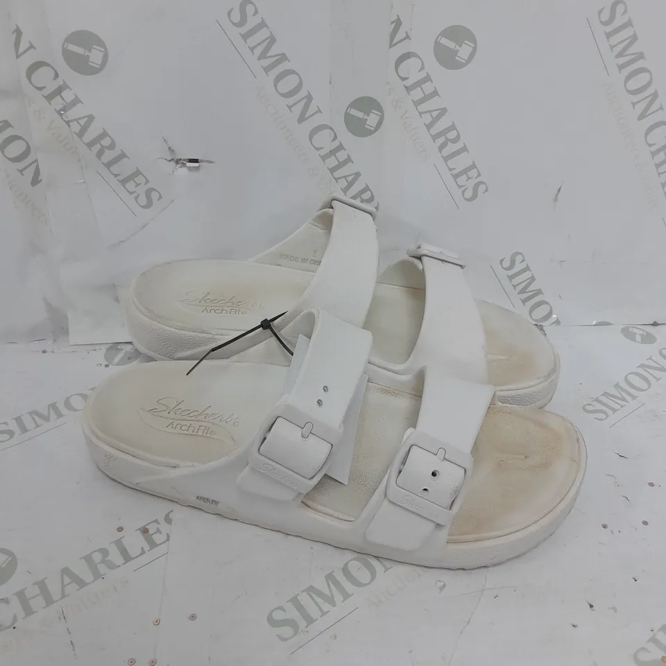 BOXED PAIR OF SKECHERS ARCH FIT FOAMIES SLIDE SANDALS IN WHITE SIZE 6