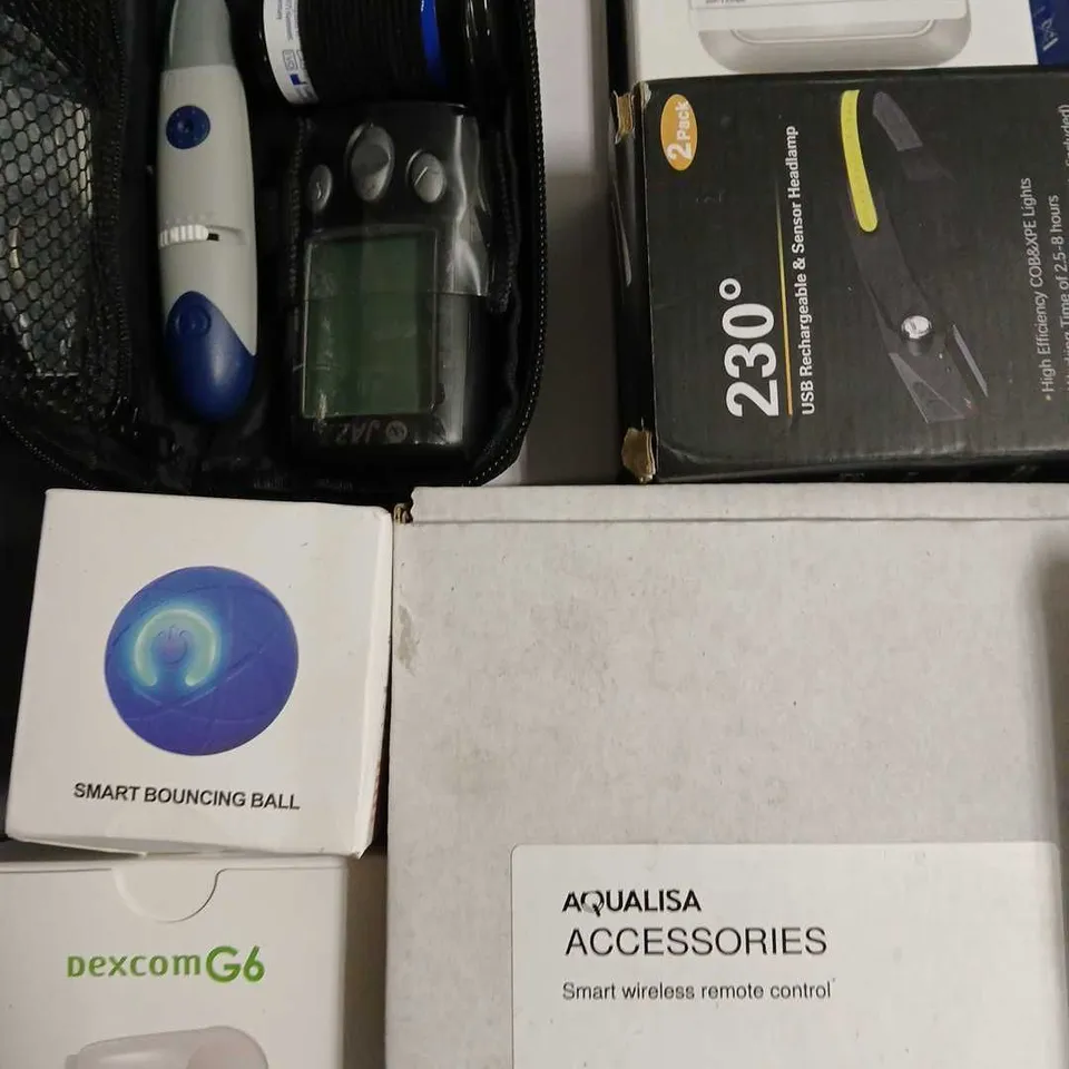 LOT OF 13 ASSORTED ITEMS TO INCLUDE PHILIPS MINI TORCH, AQUALISA SMART REMOTE AND USB HEADLAMP