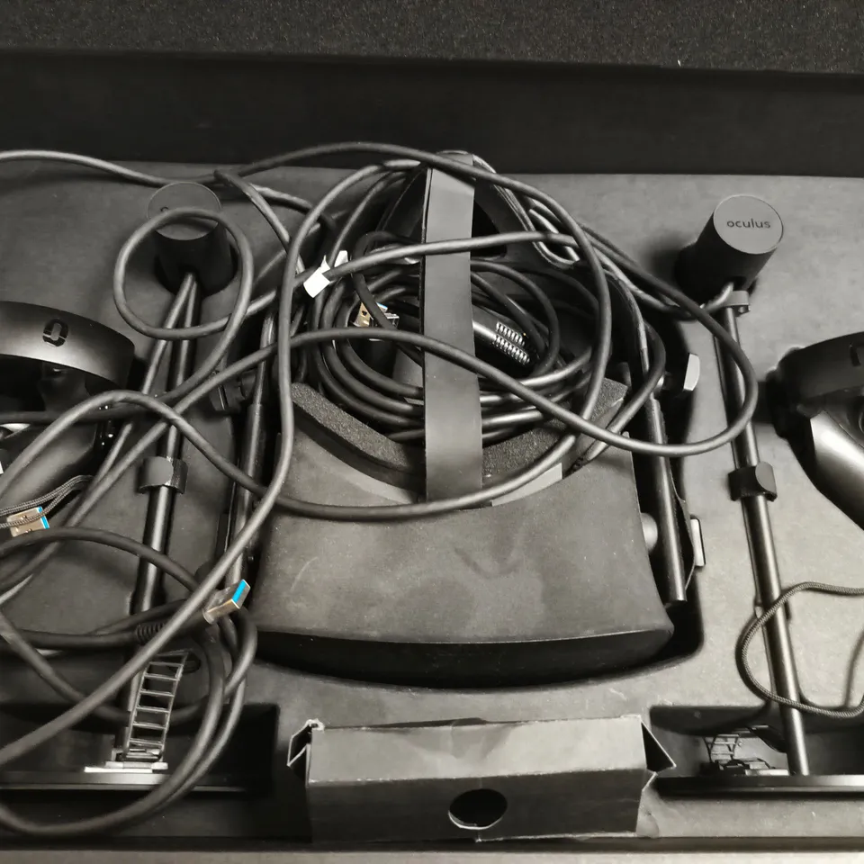 OCULUS RIFT VR HEADSET WITH CONTROLLERS – BOXED