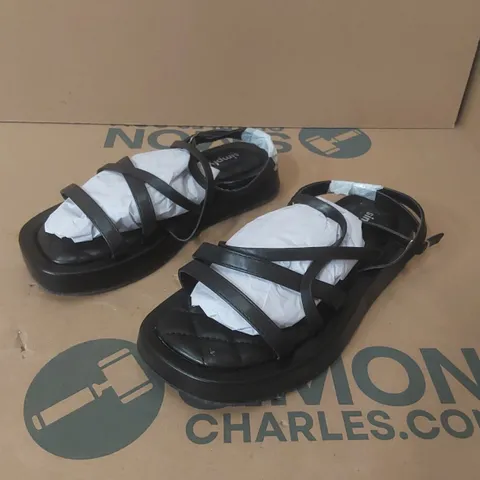 BOX CONTAINING APPROXIMATELY 6x BRAND NEW SIMPLY BE BLACK PHOEBE EXTRA WIDE SANDALS - SIZE 5