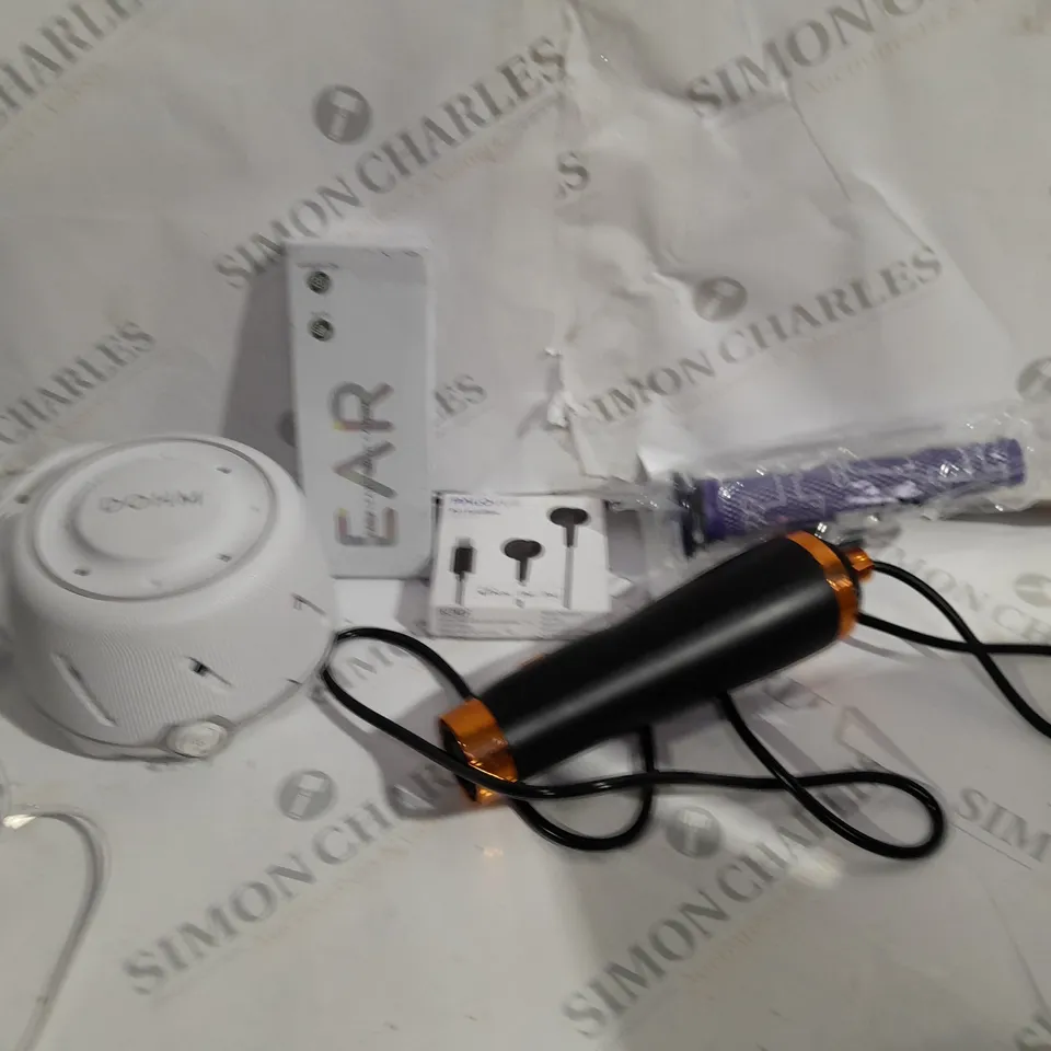 MEDIUM BOX OF ASSORTED ITEMS TO INCLUDE EARPHONES, WEBCAMS