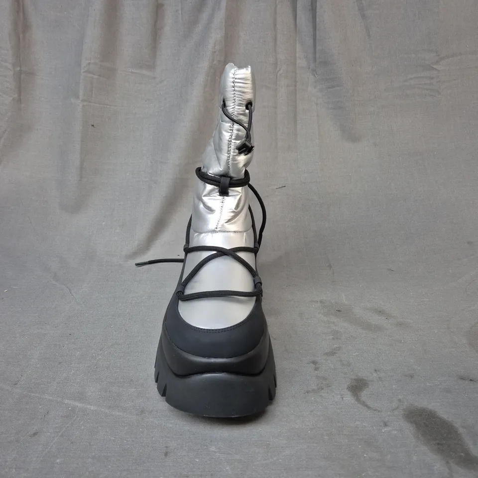 BOXED PAIR OF KOI A GLASS MIRAGE SNOW BOOTS IN STEEL SIZE 6