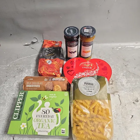 APPROXIMATELY 8 ASSORTED FOOD &DRINK ITEMS TO INCLUDE - PASTA'S, TEA BAGS AND LINDOR - COLLECTION ONLY 
