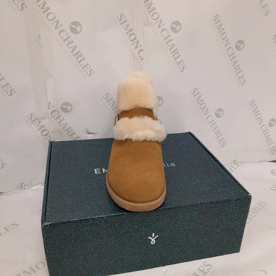 BOXED PAIR OF EMU OXLEY FUR CUFF BOOTS SIZE 7