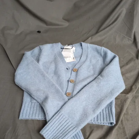 MONKI DUSTY LIGHT BLUE KNIT CARDIGAN – WOMEN’S XS (UK 6)