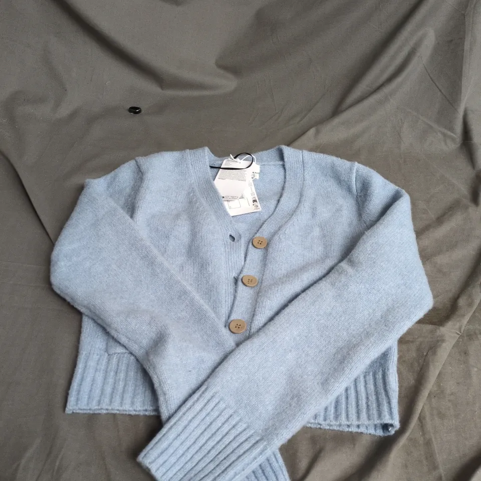 MONKI DUSTY LIGHT BLUE KNIT CARDIGAN – WOMEN’S XS (UK 6)