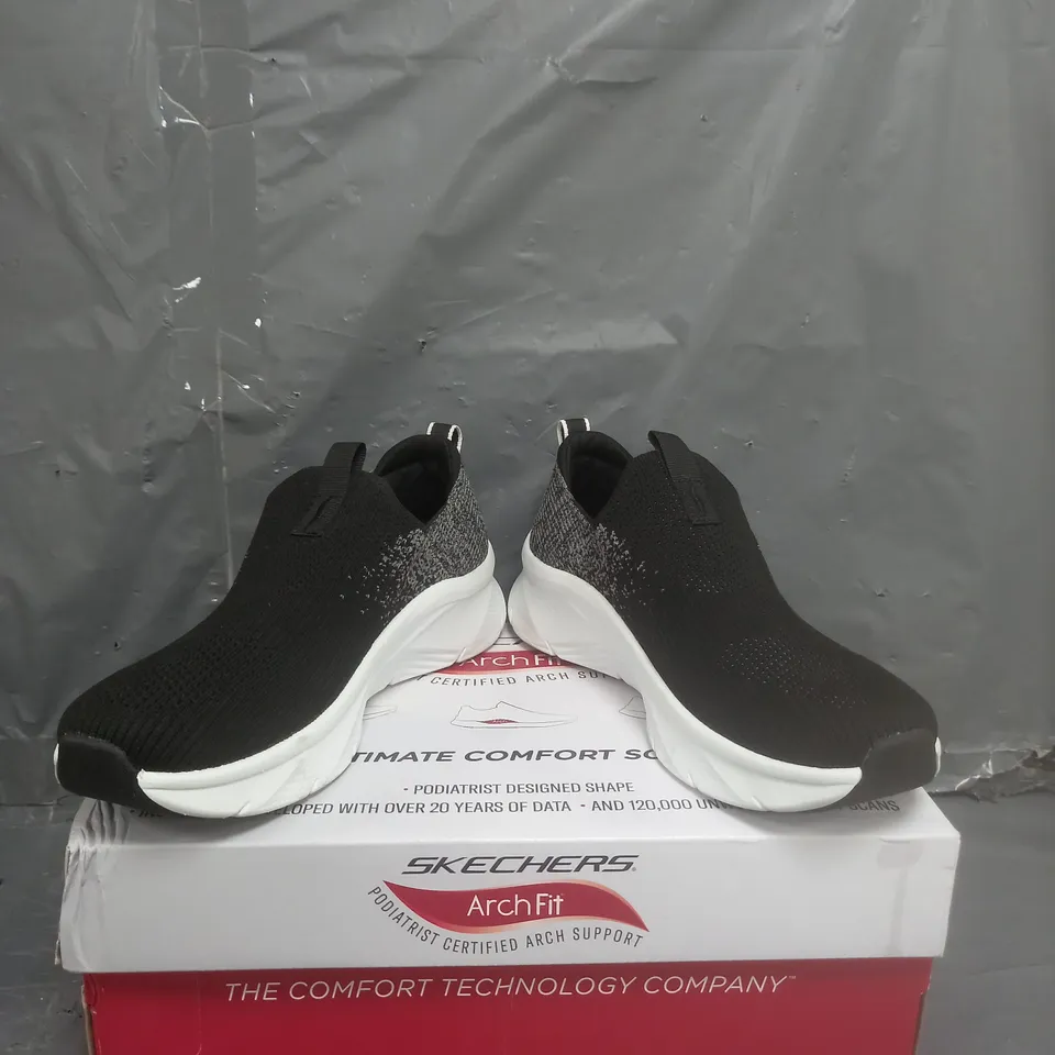 SKECHERS ARCH FIT D LUX TRAINERS BLACK/WHITE SIZE 5
