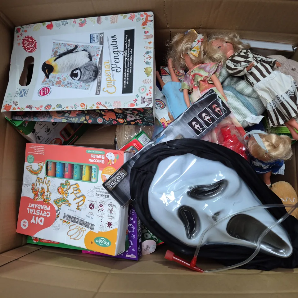 QUANTITY OF ASSORTED TOYS TO INCLUDE CROW COSTUME, DIY CHRISTMAS DECOR, AND SKYJO CARD GAME ETC. 