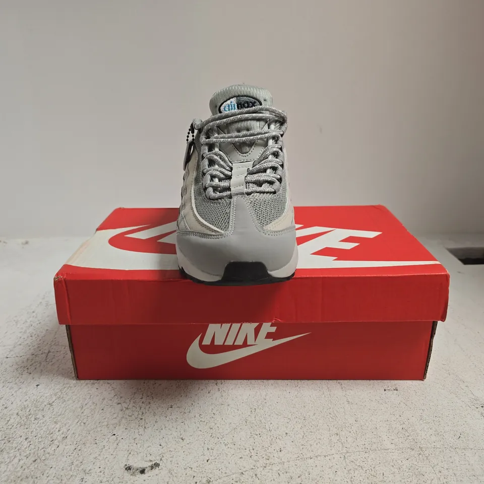 BOXED PAIR OF NIKE AIR MAX 95 TT TRAINERS IN GREY SIZE UK 6
