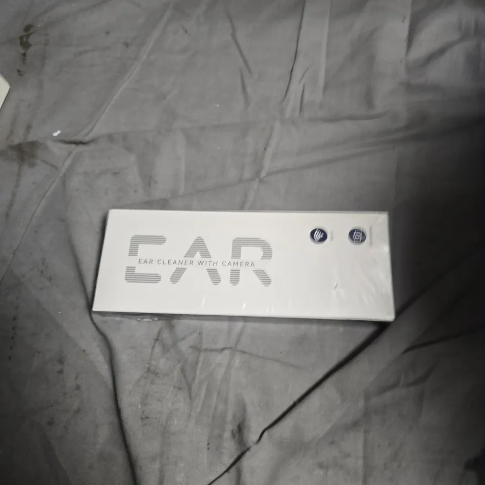 APPROXIMATELY 12 ASSORTED HEALTH AND BEAUTY PRODUCTS INCLUDING CPLGATE MOUTH WASH , NAIL ON FALSE NAILS AND EAR CLEANER WITH CAMERA 