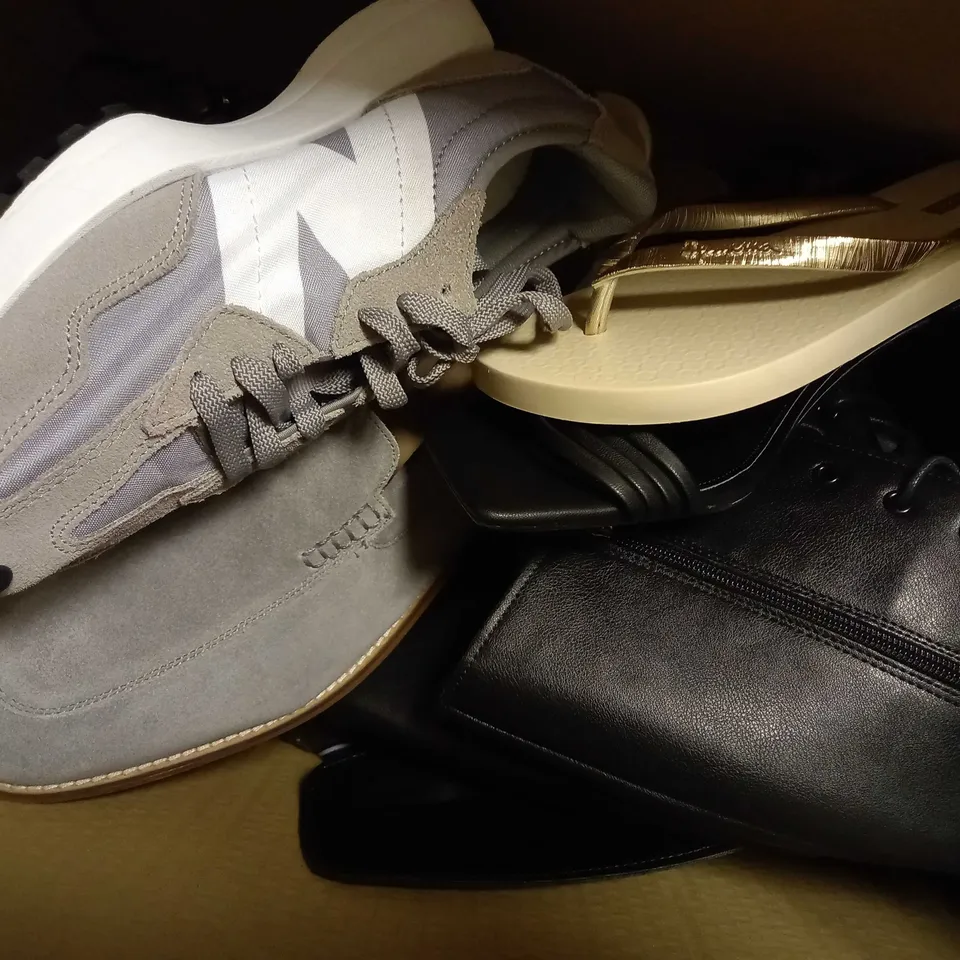 APPROXIMATELY 10 ASSORTED SHOES IN VARIOUS STYLES & SIZES TO INCLUDE PAIR OF CROCS, DOROTHY PERKINS, NEW LOOK LONDON REBEL ETC. 