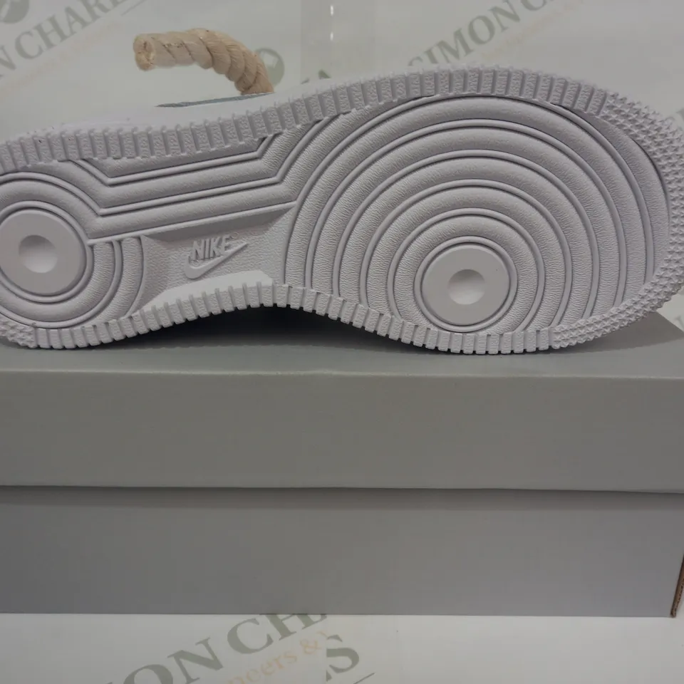 BOXED PAIR OF NIKE AIR FORCE 1 LE SHOES IN WHITE W. ROPE LACE UK SIZE 4.5
