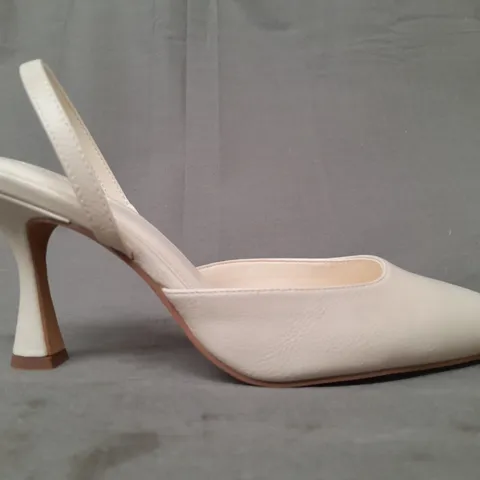 BOXED PAIR OF NA-KD SLIM HOURGLASS POINTED TOE SLINGBACK HEELED PUMPS IN OFF WHITE EU SIZE 30