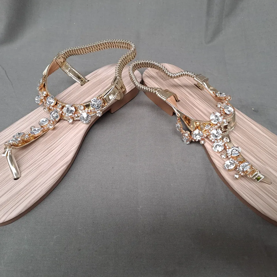 BOXED PAIR OF DESIGNER TOE-POST SANDALS IN METALLIC GOLD W. JEWEL EFFECT EU SIZE 41