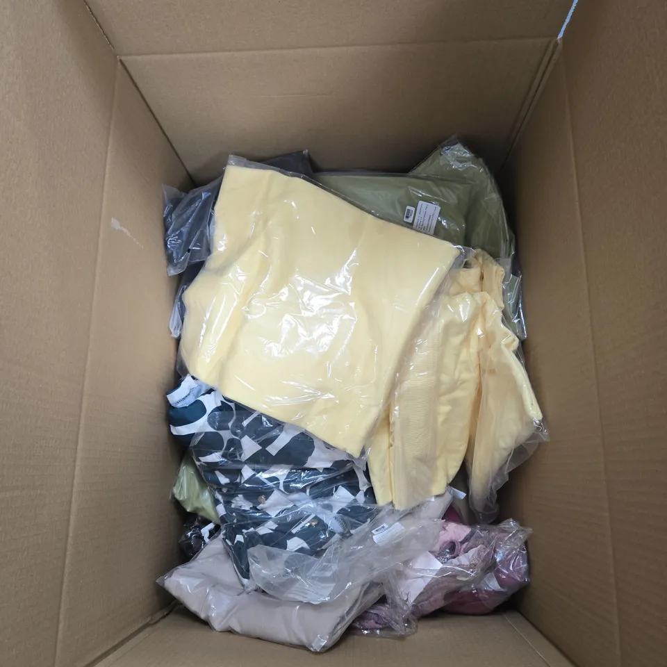 ASSORTED CLOTHING LOT IN SEALED PACKAGING (3 ITEMS) – BOXED CONTENTS (VERIFY) WOMEN'S CLOTHING BUNDLE – APROX 10 ITEMS TO INCLUDE CLOTHING ITEMS JUMPERS , TOPS AND DRESSES 