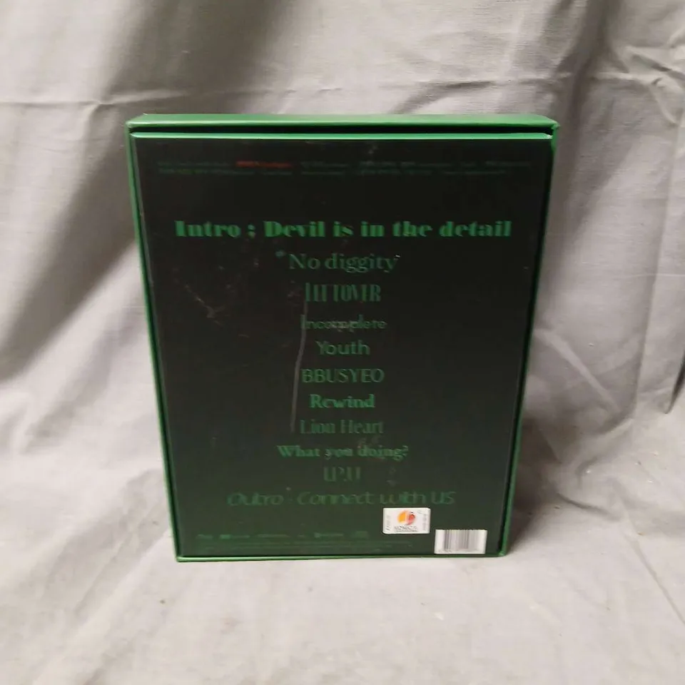 ONEUS - DEVIL (1ST FULL ALBUM) CD WITH BOOKLET