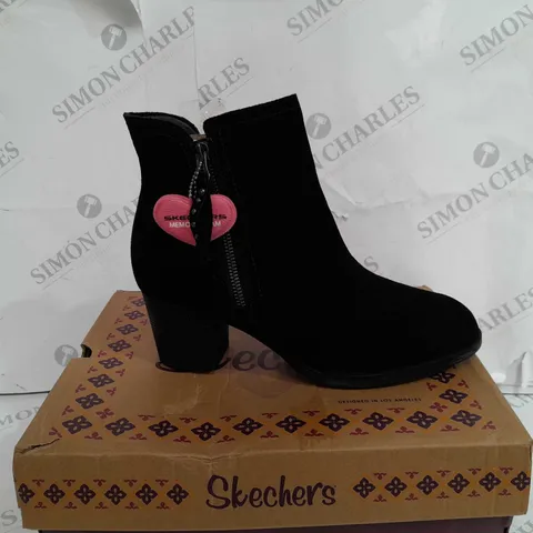 BOXED PAIR OF SKECHERS TAXI ZIPPER BOOTS UK SIZE 5.5