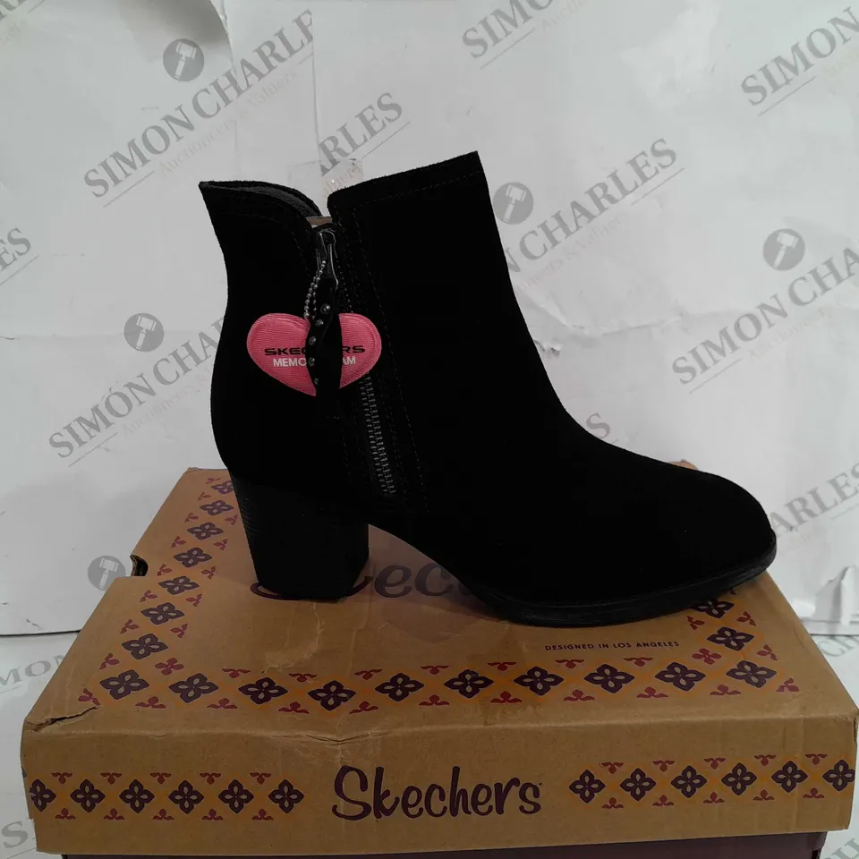 BOXED PAIR OF SKECHERS TAXI ZIPPER BOOTS UK SIZE 5.5
