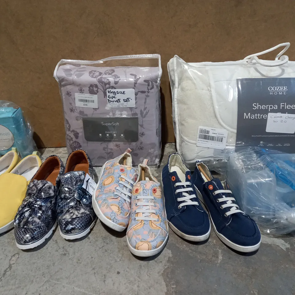 BOX OF APPROXIMATELY 10 ASSORTED ITEMS TO INCLUDE - COZEEHOME SUPERSOFT KING DUVET SET, VIONIC BEACH SHOES, AND SHERPA FLEECE MATTRESS ENHANCER ETC.