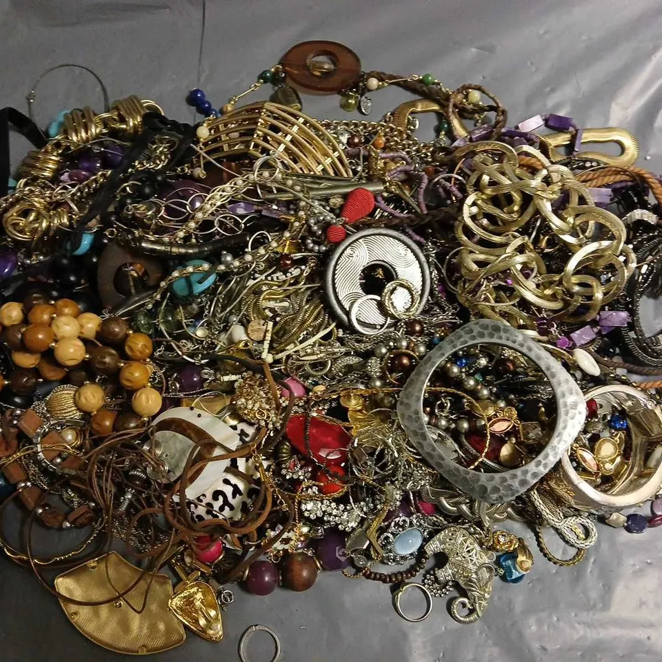 LOT OF ASSORTED JEWELLERY ITEMS