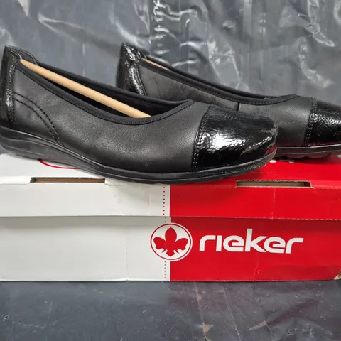 BOXED PAIR OF RIEKER BALLET FLATS IN BLACK SIZE 4