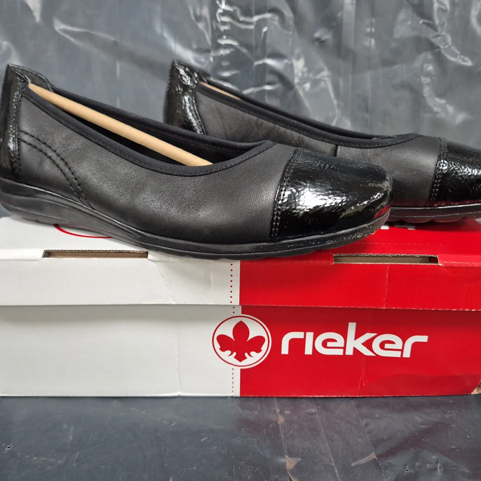 BOXED PAIR OF RIEKER BALLET FLATS IN BLACK SIZE 4