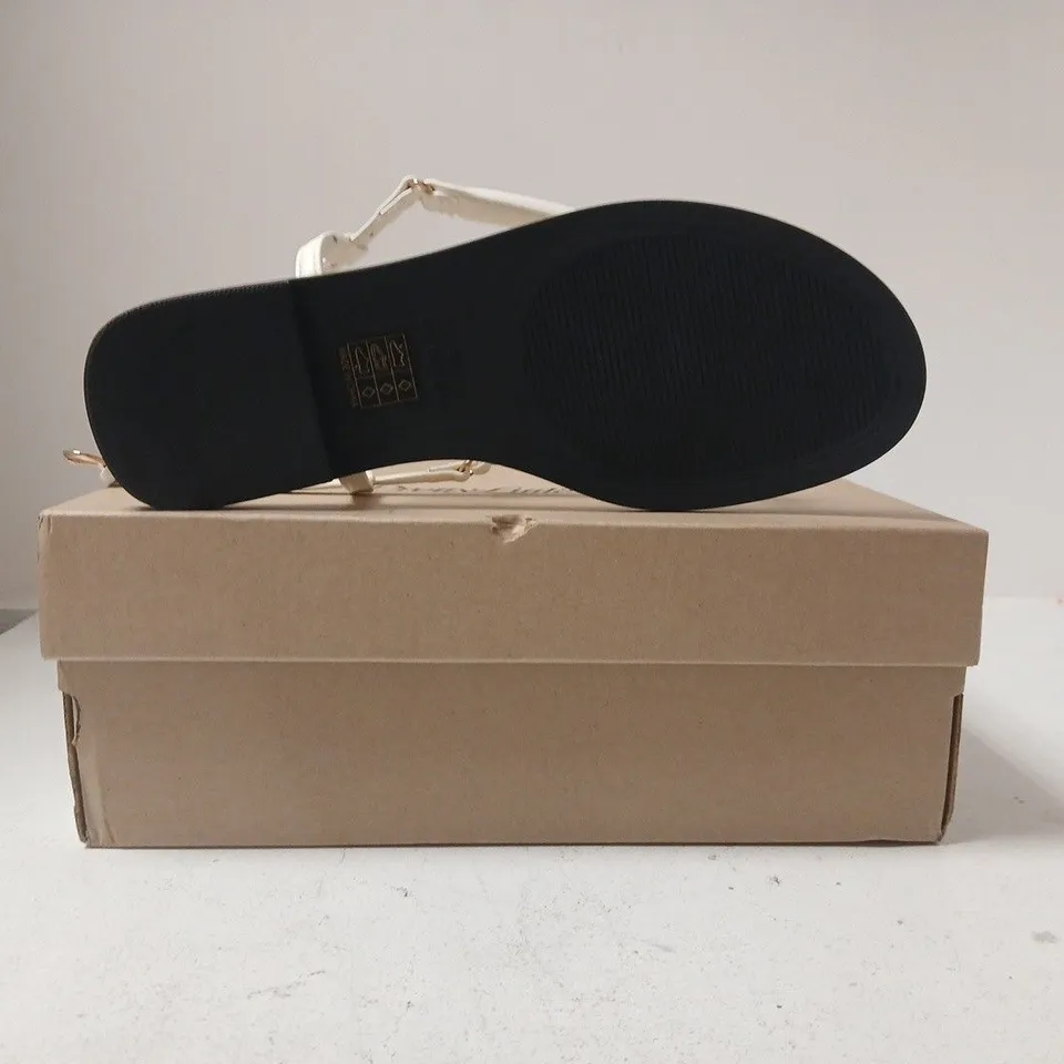 BOXED PAIR OF PRETTY LITTLE THING T-POST FLAT SANDALS IN WHITE SIZE UK 5
